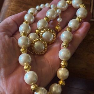 Elegant Gold and Cream Pearl Necklace